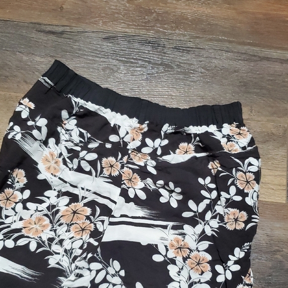 Elevenses Black and White Floral Cropped Pants - Picture 7 of 10